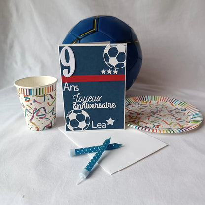 Carte anniversaire football personnalisable bleue marine de l'Atelier de Lili la souris / carte anniversaire football / personnalisation football prénom / carte joyeux anniversaire garçon / carte anniversaire fait main / jolie carte anniversaire / joli carte anniversaire avec prénom / cadeau anniversaire personnalisé / carte anniversaire garçon / cadeau foot / carte anniversaire personnalisée / carte anniversaire pour homme / idée cadeau anniversaire / idée cadeau garçon / carte « joyeux anniversaire »