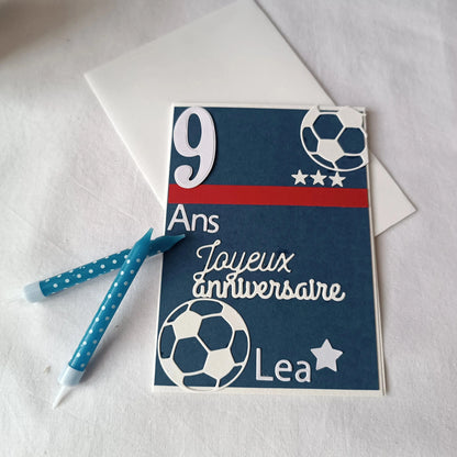 Carte anniversaire football personnalisable bleue marine de l'Atelier de Lili la souris / carte anniversaire football / personnalisation football prénom / carte joyeux anniversaire garçon / carte anniversaire fait main / jolie carte anniversaire / joli carte anniversaire avec prénom / cadeau anniversaire personnalisé / carte anniversaire garçon / cadeau foot / carte anniversaire personnalisée / carte anniversaire pour homme / idée cadeau anniversaire / idée cadeau garçon / carte « joyeux anniversaire »