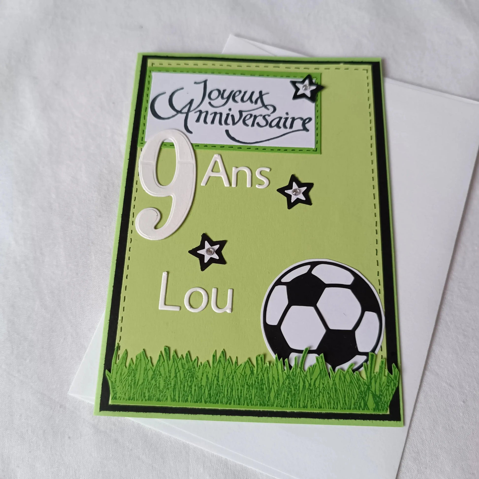 Carte anniversaire football personnalisable verte et noir L'Atelier de Lili la souris, carte anniversaire football, personnalisation football prénom, carte joyeux anniversaire garçon, carte anniversaire fait main, jolie carte anniversaire, joli carte anniversaire avec prénom, cadeau anniversaire personnalisé, carte anniversaire garçon, cadeau foot, carte anniversaire personnalisée, carte anniversaire pour homme, idée cadeau anniversaire