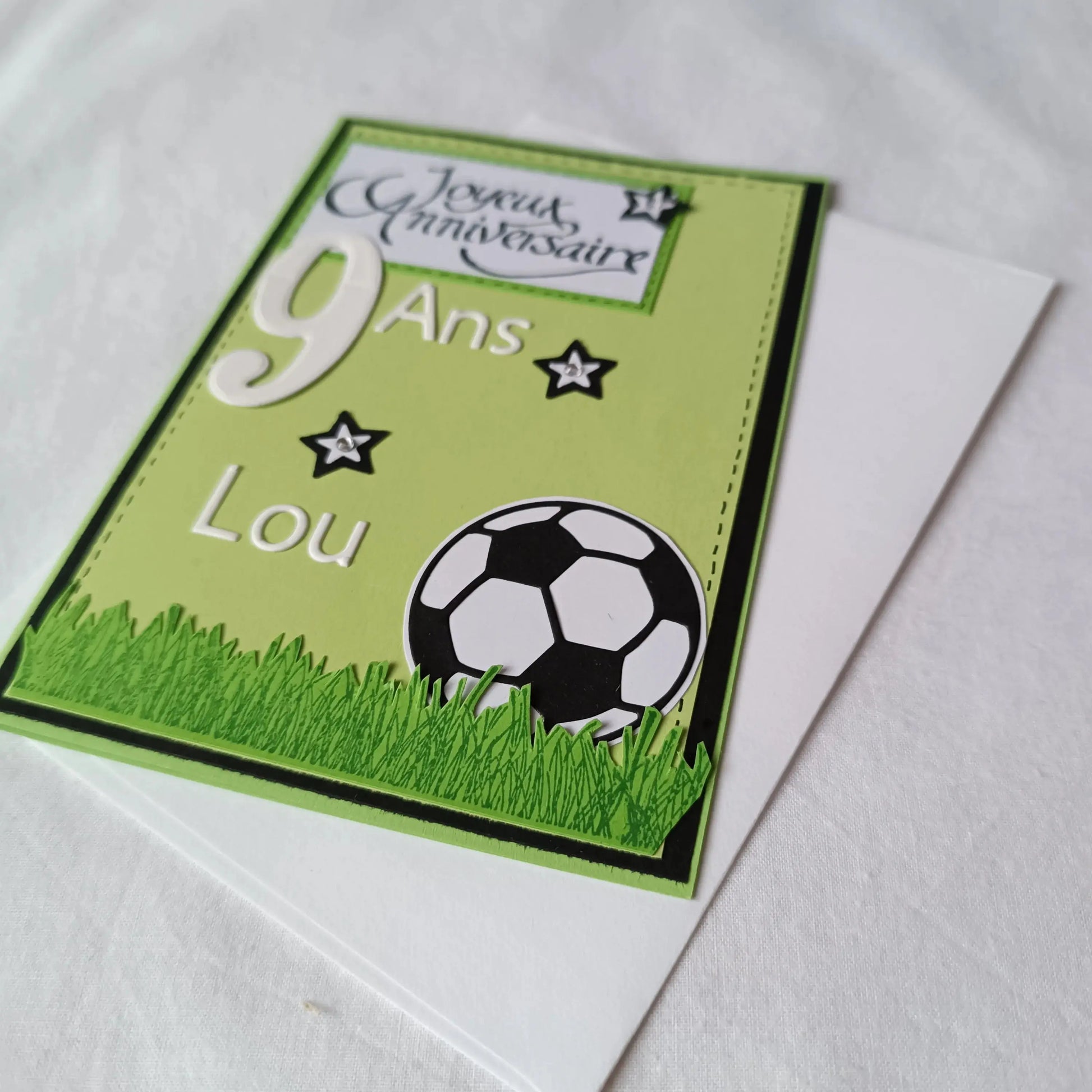 Carte anniversaire football personnalisable verte et noir L'Atelier de Lili la souris, carte anniversaire football, personnalisation football prénom, carte joyeux anniversaire garçon, carte anniversaire fait main, jolie carte anniversaire, joli carte anniversaire avec prénom, cadeau anniversaire personnalisé, carte anniversaire garçon, cadeau foot, carte anniversaire personnalisée, carte anniversaire pour homme, idée cadeau anniversaire