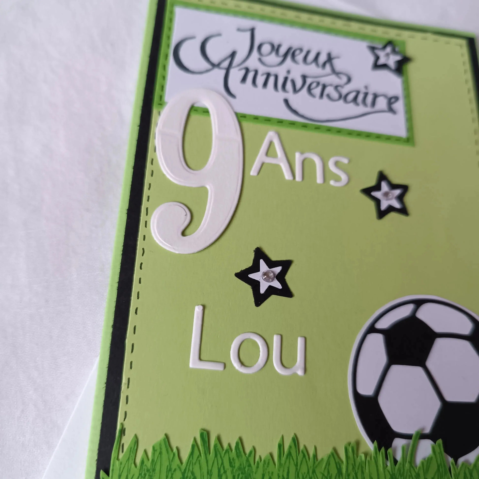 Carte anniversaire football personnalisable verte et noir L'Atelier de Lili la souris, carte anniversaire football, personnalisation football prénom, carte joyeux anniversaire garçon, carte anniversaire fait main, jolie carte anniversaire, joli carte anniversaire avec prénom, cadeau anniversaire personnalisé, carte anniversaire garçon, cadeau foot, carte anniversaire personnalisée, carte anniversaire pour homme, idée cadeau anniversaire