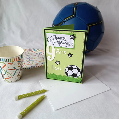 Carte anniversaire football personnalisable verte et noir L'Atelier de Lili la souris, carte anniversaire football, personnalisation football prénom, carte joyeux anniversaire garçon, carte anniversaire fait main, jolie carte anniversaire, joli carte anniversaire avec prénom, cadeau anniversaire personnalisé, carte anniversaire garçon, cadeau foot, carte anniversaire personnalisée, carte anniversaire pour homme, idée cadeau anniversaire