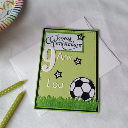 Carte anniversaire football personnalisable verte et noir L'Atelier de Lili la souris, carte anniversaire football, personnalisation football prénom, carte joyeux anniversaire garçon, carte anniversaire fait main, jolie carte anniversaire, joli carte anniversaire avec prénom, cadeau anniversaire personnalisé, carte anniversaire garçon, cadeau foot, carte anniversaire personnalisée, carte anniversaire pour homme, idée cadeau anniversaire