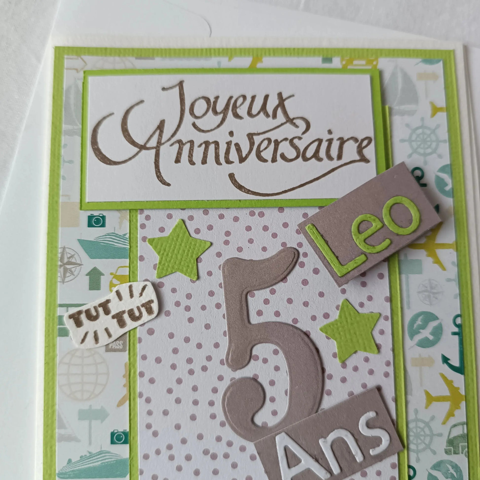 Carte anniversaire garçon personnalisable verte et sa voiture 4x4 de l’Atelier de Lili la souris, cadeau personnalisation prénom, carte joyeux anniversaire, carte anniversaire faite main, jolie carte anniversaire, joli carte anniversaire avec prénom, cadeau anniversaire personnalisée, carte anniversaire garçon, cadeau anniversaire, carte anniversaire personnalisée, carte anniversaire pour homme, idée cadeau anniversaire, idée cadeau garçon, carte  joyeux anniversaire