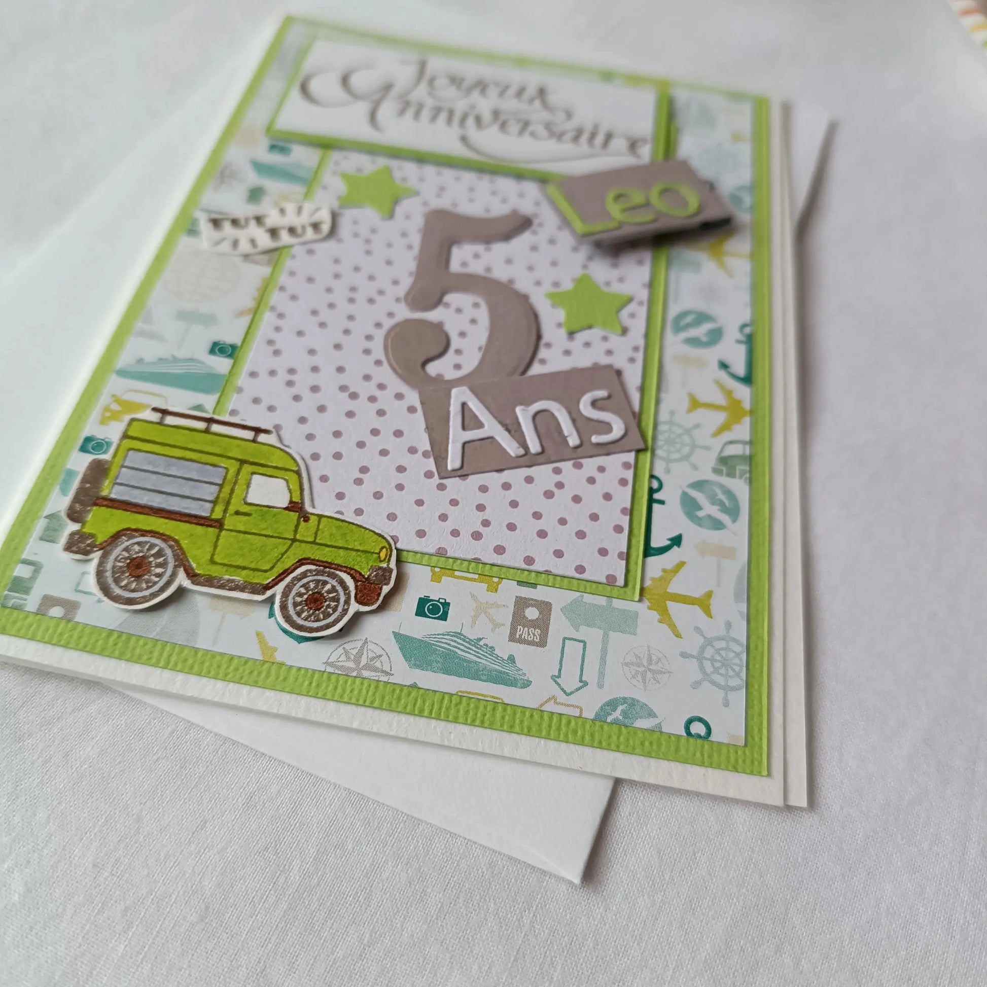 Carte anniversaire garçon personnalisable verte et sa voiture 4x4 de l’Atelier de Lili la souris, cadeau personnalisation prénom, carte joyeux anniversaire, carte anniversaire faite main, jolie carte anniversaire, joli carte anniversaire avec prénom, cadeau anniversaire personnalisée, carte anniversaire garçon, cadeau anniversaire, carte anniversaire personnalisée, carte anniversaire pour homme, idée cadeau anniversaire, idée cadeau garçon, carte  joyeux anniversaire