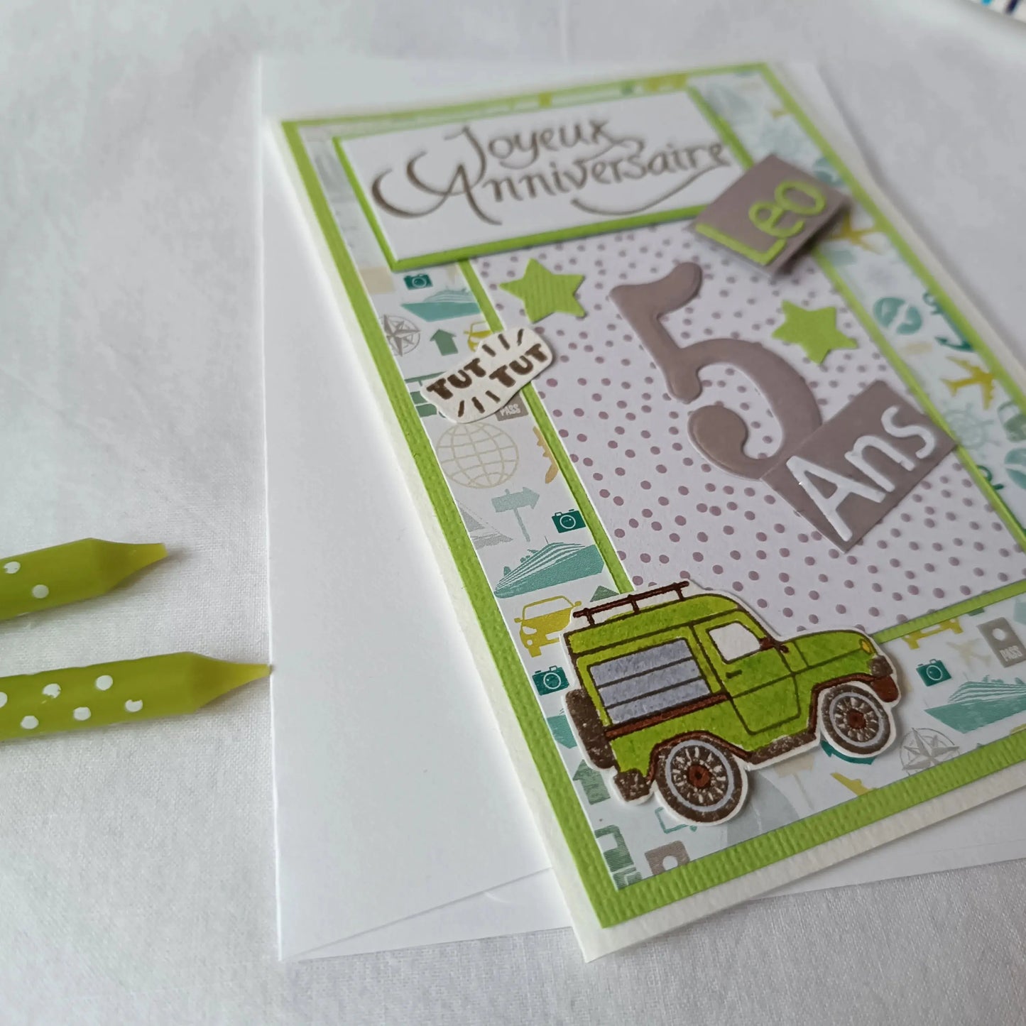 Carte anniversaire garçon personnalisable verte et sa voiture 4x4 de l’Atelier de Lili la souris, cadeau personnalisation prénom, carte joyeux anniversaire, carte anniversaire faite main, jolie carte anniversaire, joli carte anniversaire avec prénom, cadeau anniversaire personnalisée, carte anniversaire garçon, cadeau anniversaire, carte anniversaire personnalisée, carte anniversaire pour homme, idée cadeau anniversaire, idée cadeau garçon, carte  joyeux anniversaire