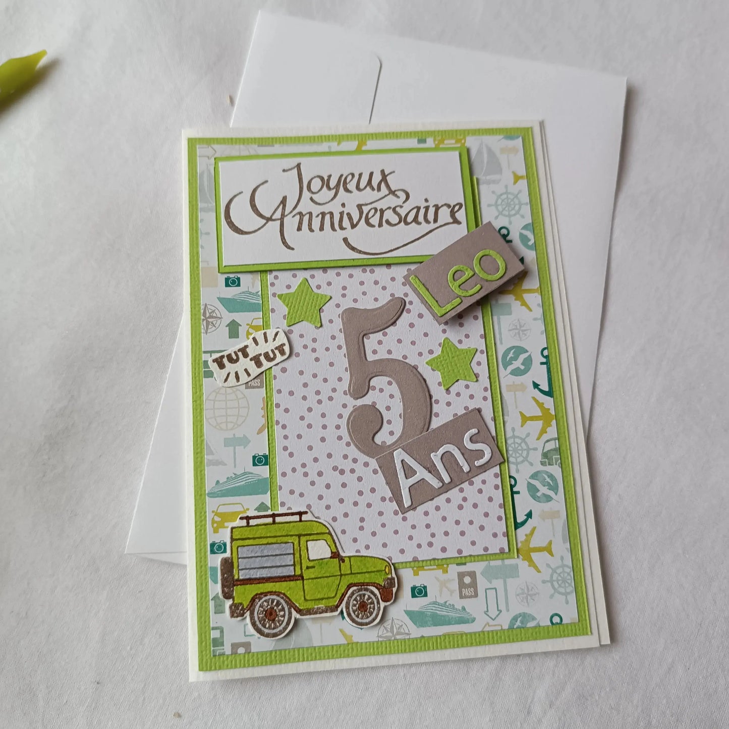 Carte anniversaire garçon personnalisable verte et sa voiture 4x4 de l’Atelier de Lili la souris, cadeau personnalisation prénom, carte joyeux anniversaire, carte anniversaire faite main, jolie carte anniversaire, joli carte anniversaire avec prénom, cadeau anniversaire personnalisée, carte anniversaire garçon, cadeau anniversaire, carte anniversaire personnalisée, carte anniversaire pour homme, idée cadeau anniversaire, idée cadeau garçon, carte  joyeux anniversaire