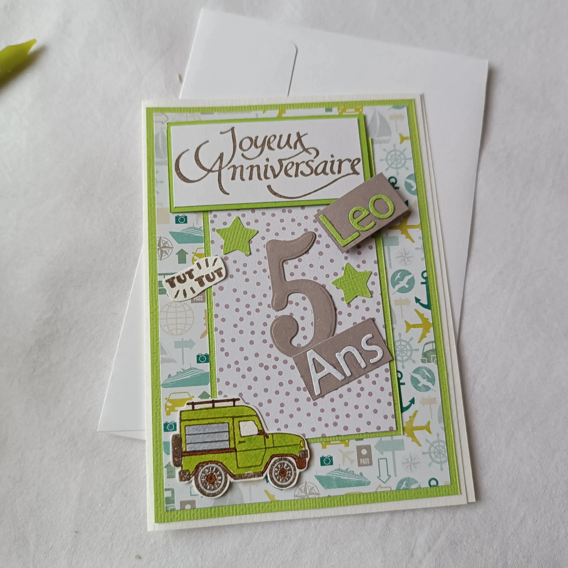 Carte anniversaire garçon personnalisable verte et sa voiture 4x4 de l’Atelier de Lili la souris, cadeau personnalisation prénom, carte joyeux anniversaire, carte anniversaire faite main, jolie carte anniversaire, joli carte anniversaire avec prénom, cadeau anniversaire personnalisée, carte anniversaire garçon, cadeau anniversaire, carte anniversaire personnalisée, carte anniversaire pour homme, idée cadeau anniversaire, idée cadeau garçon, carte  joyeux anniversaire