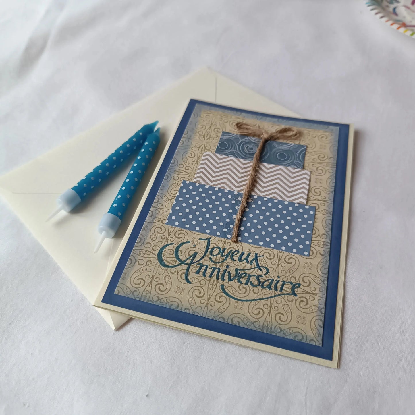 carte anniversaire homme bleu 3 cadeaux de L’Atelier de Lili la souris, Carte anniversaire garçon, cadeau personnalisation, carte joyeux anniversaire artisanale, carte anniversaire faite main, jolie carte anniversaire, joli carte anniversaire avec prénom, cadeau anniversaire personnalisé, carte anniversaire garçon, cadeau anniversaire artisanale, carte anniversaire, carte anniversaire pour homme, idée cadeau anniversaire, idée cadeau garçon, carte joyeux anniversaire