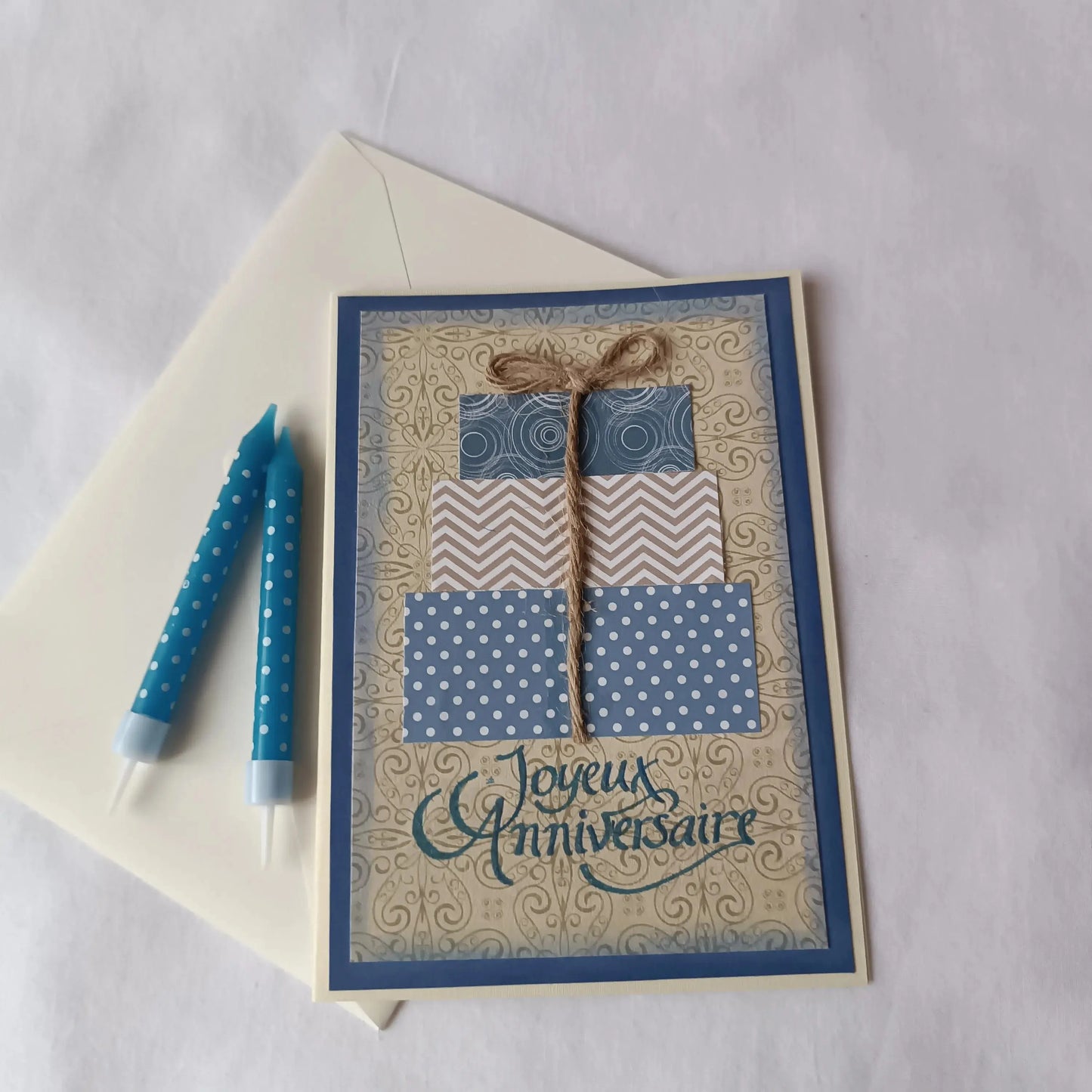 carte anniversaire homme bleu 3 cadeaux de L’Atelier de Lili la souris, Carte anniversaire garçon, cadeau personnalisation, carte joyeux anniversaire artisanale, carte anniversaire faite main, jolie carte anniversaire, joli carte anniversaire avec prénom, cadeau anniversaire personnalisé, carte anniversaire garçon, cadeau anniversaire artisanale, carte anniversaire, carte anniversaire pour homme, idée cadeau anniversaire, idée cadeau garçon, carte joyeux anniversaire