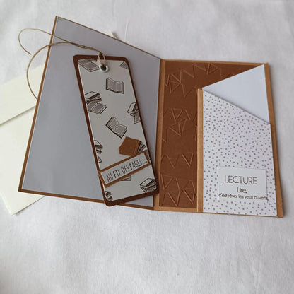 Carte anniversaire homme ou garçon marque page de l’Atelier de Lili la souris - carte joyeux anniversaire - carte anniversaire faite main - jolie carte anniversaire - joli carte anniversaire avec prénom - cadeau anniversaire personnalisé - carte anniversaire garçon - cadeau anniversaire - carte anniversaire personnalisée - carte anniversaire pour homme - idée cadeau anniversaire - idée cadeau garçon - carte « joyeux anniversaire »