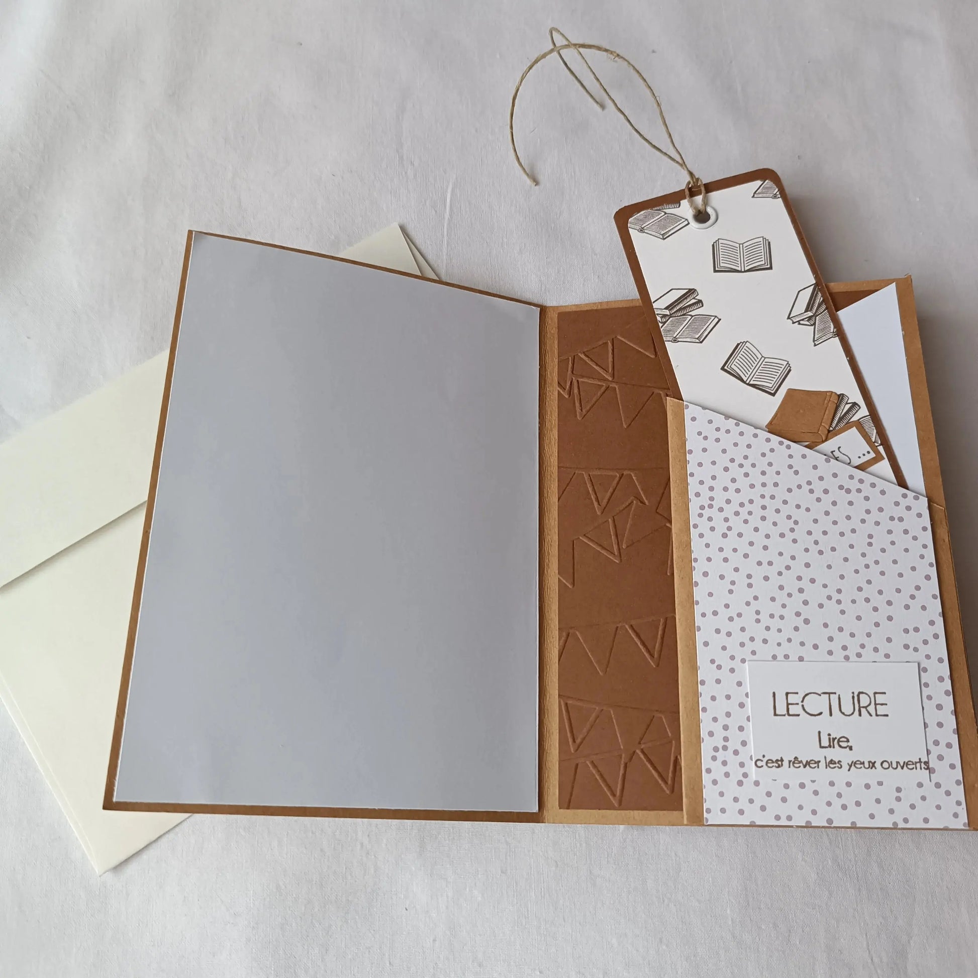 Carte anniversaire homme ou garçon marque page de l’Atelier de Lili la souris - carte joyeux anniversaire - carte anniversaire faite main - jolie carte anniversaire - joli carte anniversaire avec prénom - cadeau anniversaire personnalisé - carte anniversaire garçon - cadeau anniversaire - carte anniversaire personnalisée - carte anniversaire pour homme - idée cadeau anniversaire - idée cadeau garçon - carte « joyeux anniversaire »