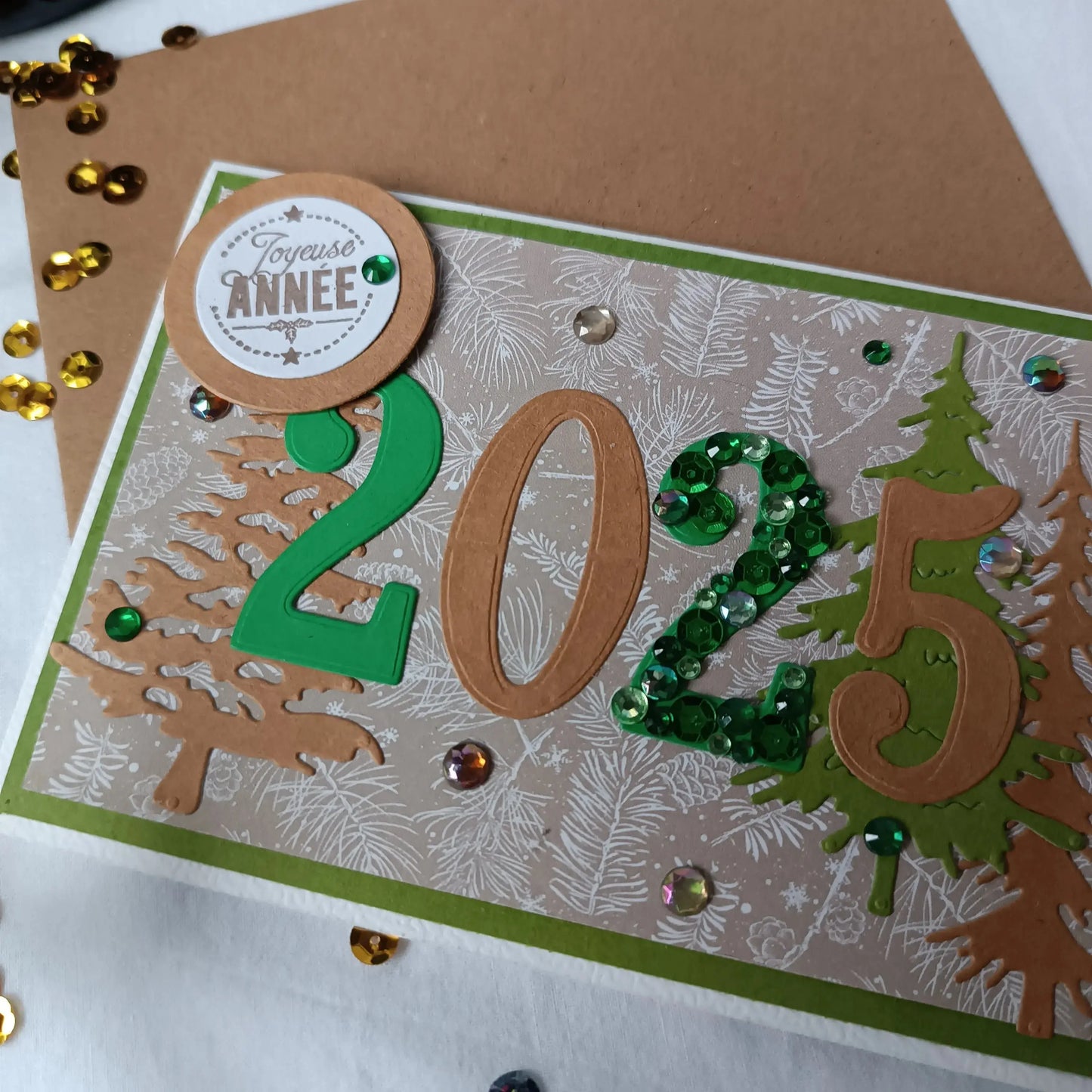 Carte de vœux joyeuse année 2025 de L’Atelier de Lili la souris - Carte de vœux 2025 sapins - carte bonne année 2025 - Carte bonne année - meilleurs vœux 2025 - carte de nouvel an - vœux de nouvel an - nouvel année 2025 - meilleurs vœux 2025 - présenter vœux 2025 - bonne année 2025 - carte de vœux année 2025 - vœux 2025