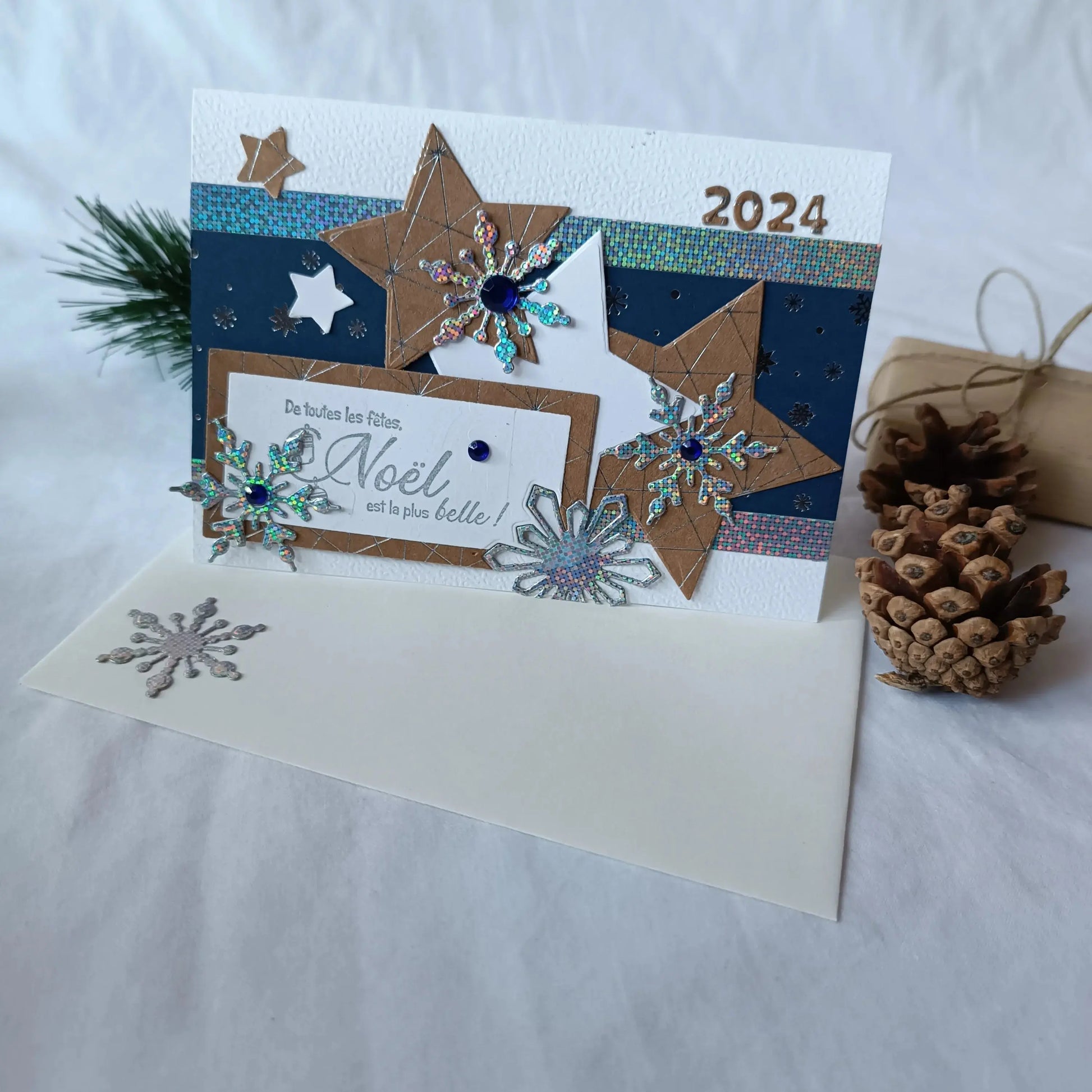 carte de noël 2024 bleu marine de L’Atelier de Lili la souris - Carte de voeux - carte de voeux 2024 - carte de noel - carte de noel 2024 - idée cadeau noel - cadeau noel 2024 - meilleurs voeux - voeux de nouvelle année 2025