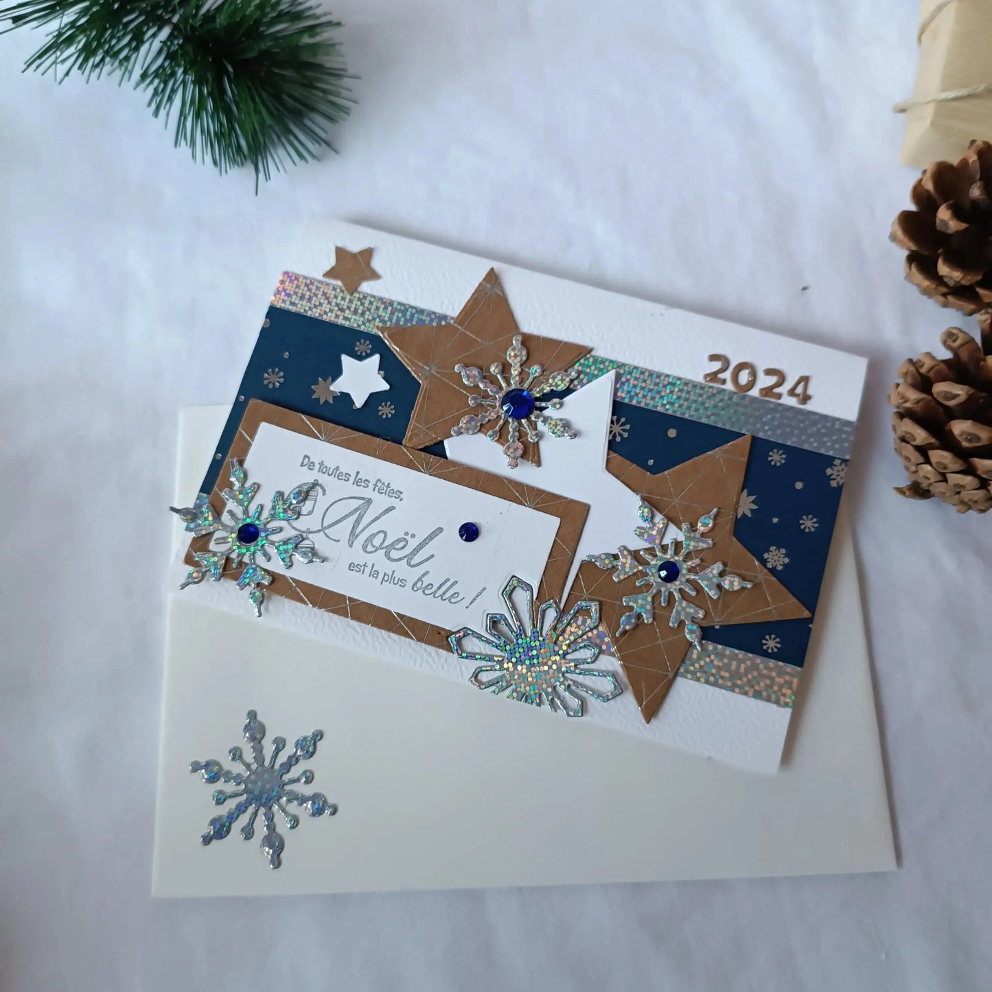 carte de noël 2024 bleu marine de L’Atelier de Lili la souris - Carte de voeux - carte de voeux 2024 - carte de noel - carte de noel 2024 - idée cadeau noel - cadeau noel 2024 - meilleurs voeux - voeux de nouvelle année 2025