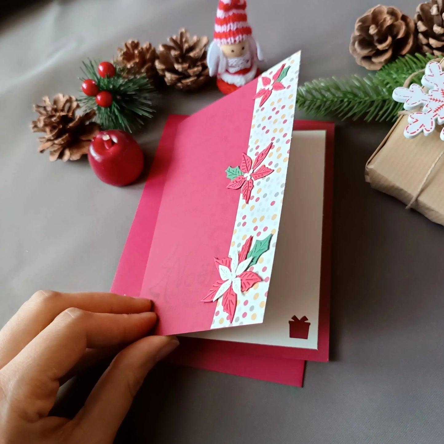 Carte noël bordeaux avec ses fleurs de Noël de L’Atelier de Lili la souris - Carte joyeux noël - carte de Noël - carte de vœux - idée cadeau noel - carte de vœux 2025 - noël 2024 - idée cadeau noël 2024 - idée cadeau femme noel 2024 - idée cadeau homme noel 2024 - cadeau noel 2024 - jolie carte de noel