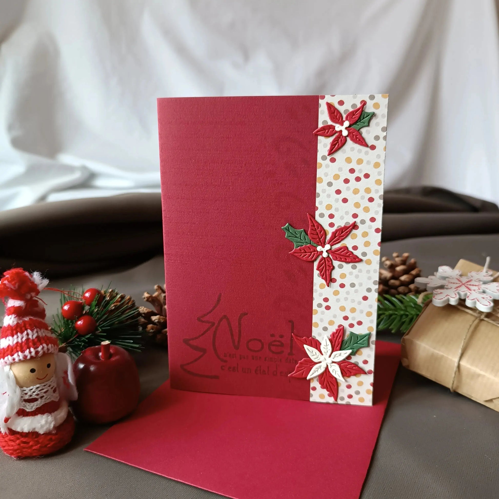 Carte noël bordeaux avec ses fleurs de Noël de L’Atelier de Lili la souris - Carte joyeux noël - carte de Noël - carte de vœux - idée cadeau noel - carte de vœux 2025 - noël 2024 - idée cadeau noël 2024 - idée cadeau femme noel 2024 - idée cadeau homme noel 2024 - cadeau noel 2024 - jolie carte de noel