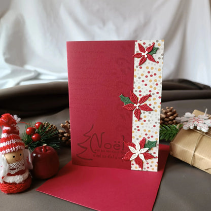 Carte noël bordeaux avec ses fleurs de Noël de L’Atelier de Lili la souris - Carte joyeux noël - carte de Noël - carte de vœux - idée cadeau noel - carte de vœux 2025 - noël 2024 - idée cadeau noël 2024 - idée cadeau femme noel 2024 - idée cadeau homme noel 2024 - cadeau noel 2024 - jolie carte de noel