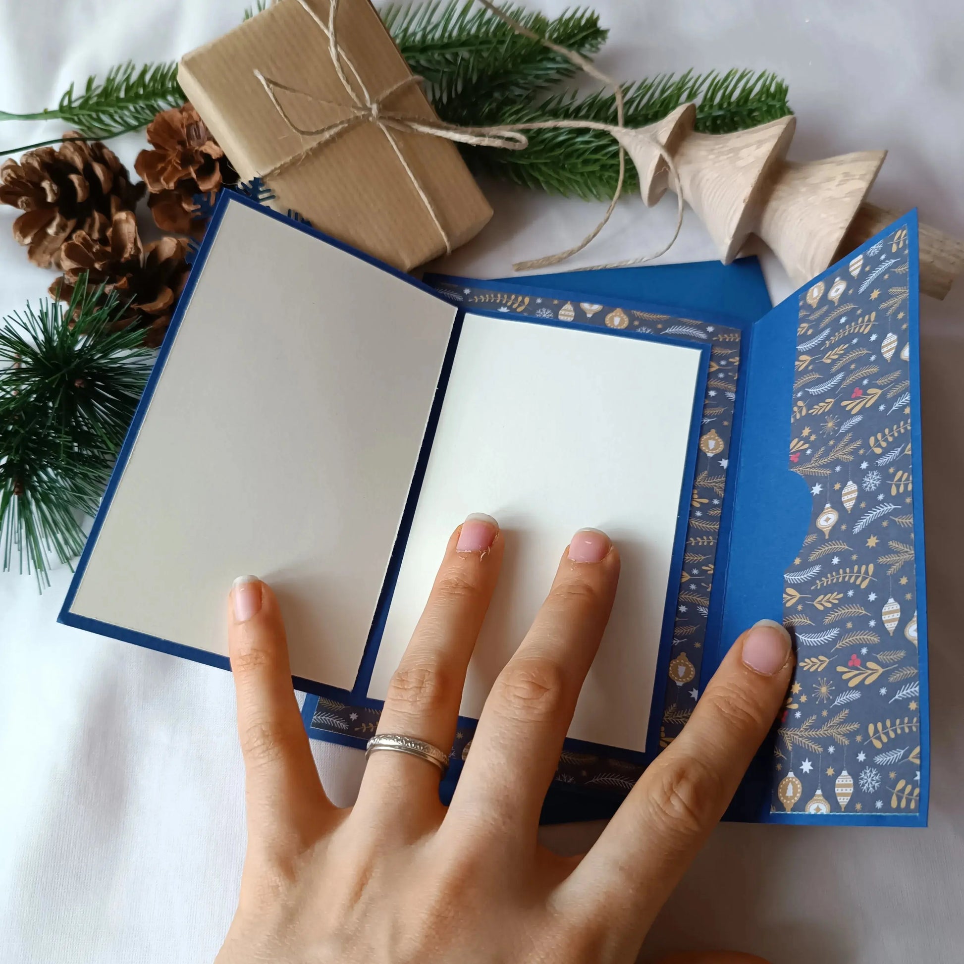 Carte noël bleu marine pour carte cadeau ou billet bleue marine de L’Atelier de Lili la souris - Carte joyeux noël - carte de Noël - carte de vœux - idée cadeau noel - carte de vœux 2025 - noël 2024 - idée cadeau noël 2024 - idée cadeau femme noel 2024 - idée cadeau homme noel 2024 - cadeau noel 2024 - jolie carte de noel