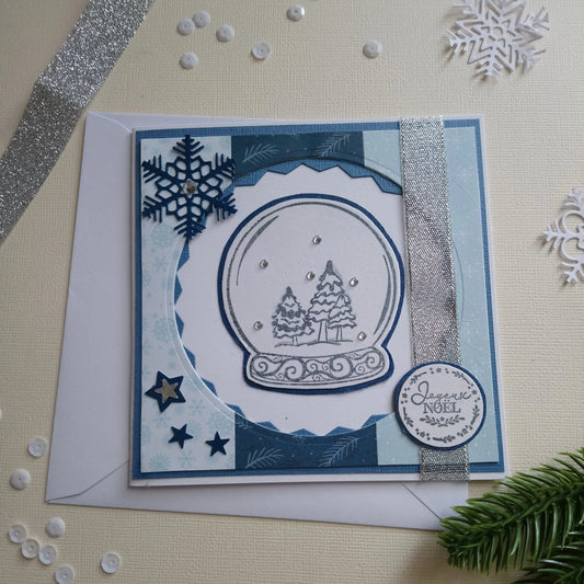 carte de Noel boule à neige bleu de L’Atelier de Lili la souris - carte de vœux - idée cadeau de noël  - noël 2024 - cadeau noël 2024 - joyeux noël – carte de noël artisanale – carte joyeux noël 2024 – carte de noël scrapbooking