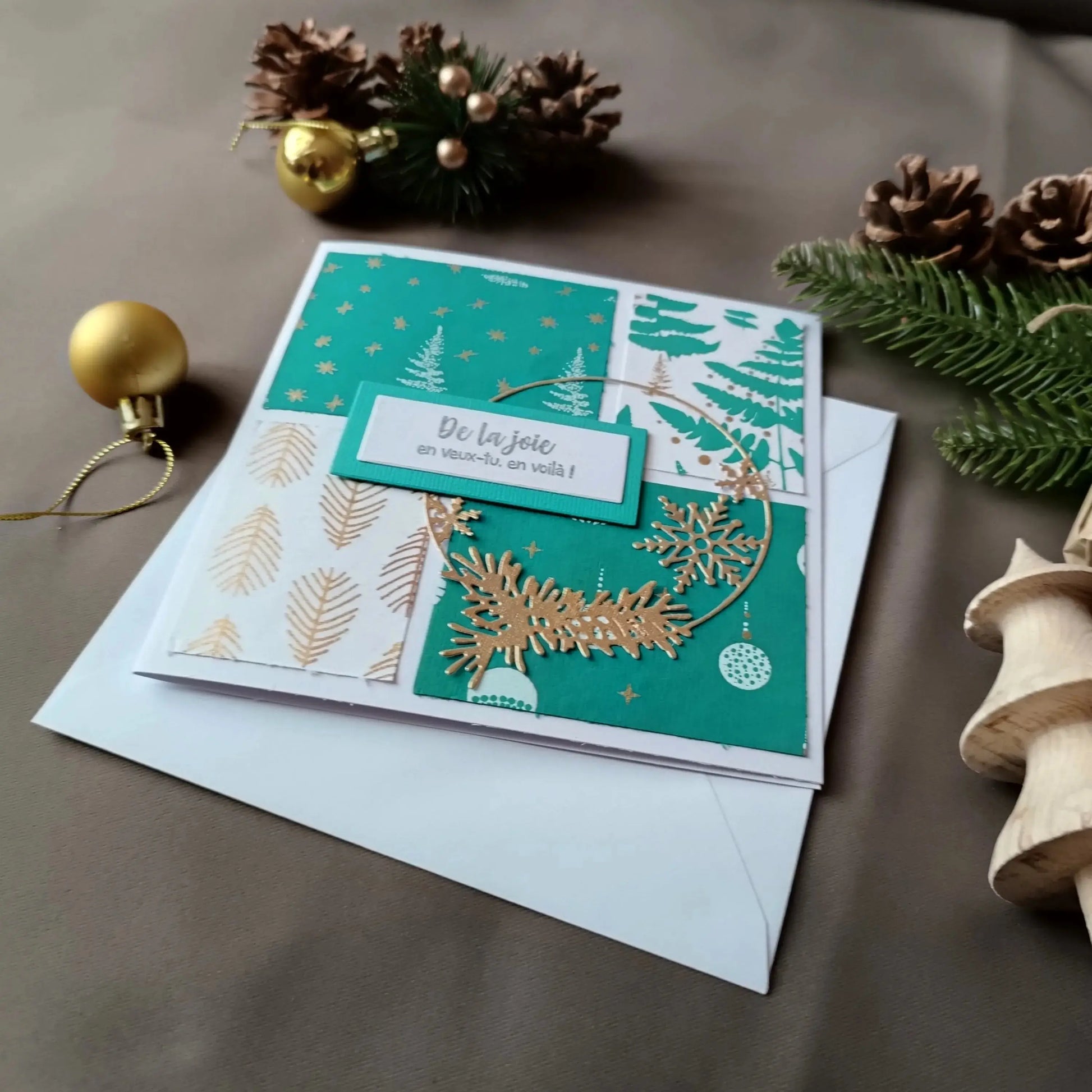 Carte de noël verte et or de L’Atelier de Lili la souris - Carte joyeux noël - carte de Noël - carte de vœux - idée cadeau noel - carte de vœux 2025 - noël 2024 - idée cadeau noël 2024 - idée cadeau femme noel 2024 - idée cadeau homme noel 2024 - cadeau noel 2024 - jolie carte de noel