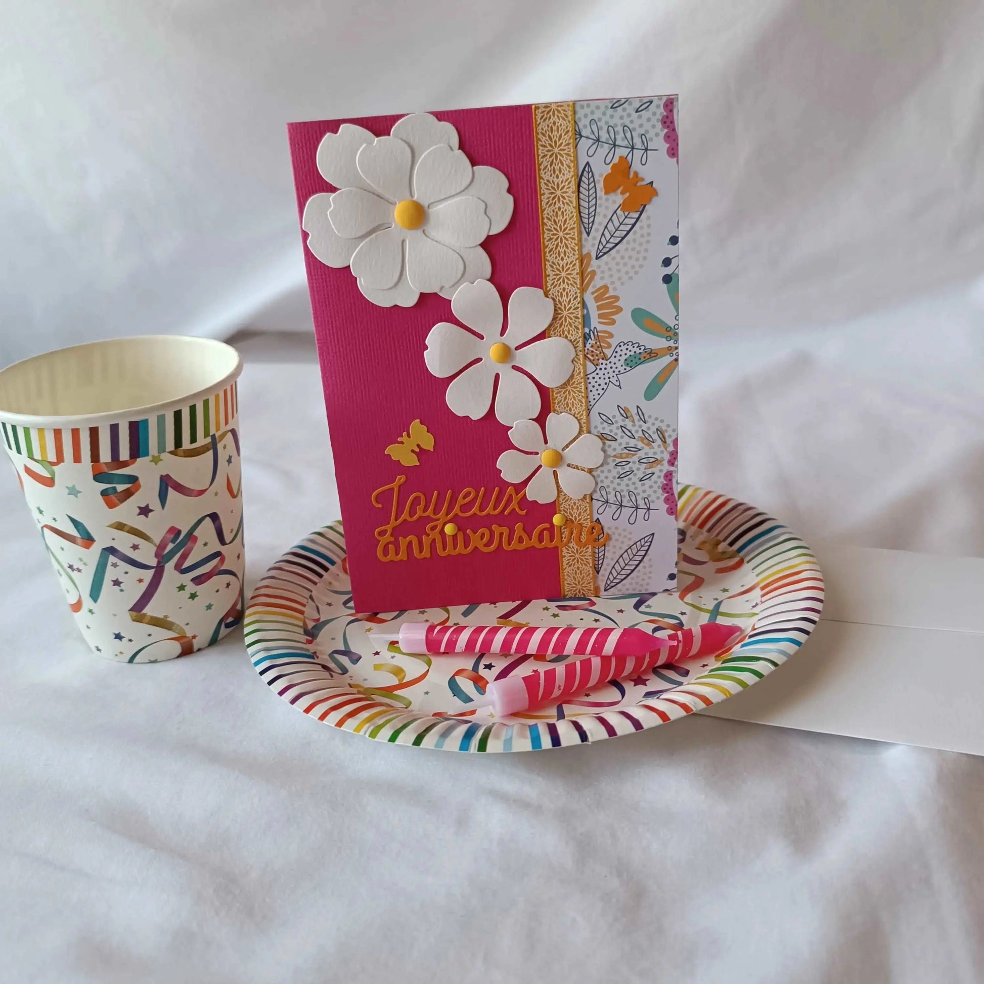 Carte anniversaire / carte de vœux / carte anniversaire fait main / jolie carte anniversaire / joli carte anniversaire rose / cadeau anniversaire fleurs / carte anniversaire femme / carte anniversaire fille / carte anniversaire fleurs blanche / carte anniversaire pour maman / idée cadeau anniversaire / idée cadeau femme / carte « joyeux anniversaire »