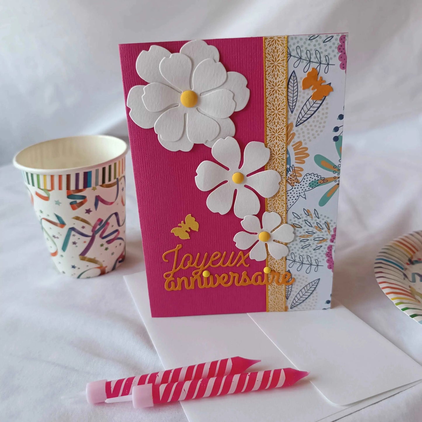 Carte anniversaire / carte de vœux / carte anniversaire fait main / jolie carte anniversaire / joli carte anniversaire rose / cadeau anniversaire fleurs / carte anniversaire femme / carte anniversaire fille / carte anniversaire fleurs blanche / carte anniversaire pour maman / idée cadeau anniversaire / idée cadeau femme / carte « joyeux anniversaire »