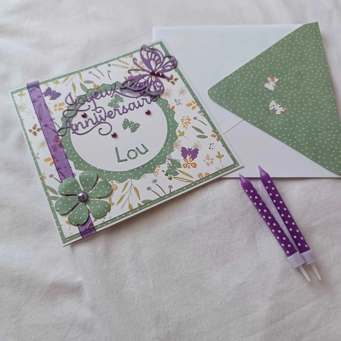 Carte anniversaire violet / carte de vœux / carte anniversaire fait main / jolie carte anniversaire / joli carte anniversaire avec prénom / cadeau anniversaire personnalisé violet et verte / carte anniversaire femme fleurs / carte anniversaire personnalisé / carte anniversaire personnalisée / carte anniversaire pour maman / idée cadeau anniversaire / idée cadeau femme / carte « joyeux anniversaire »