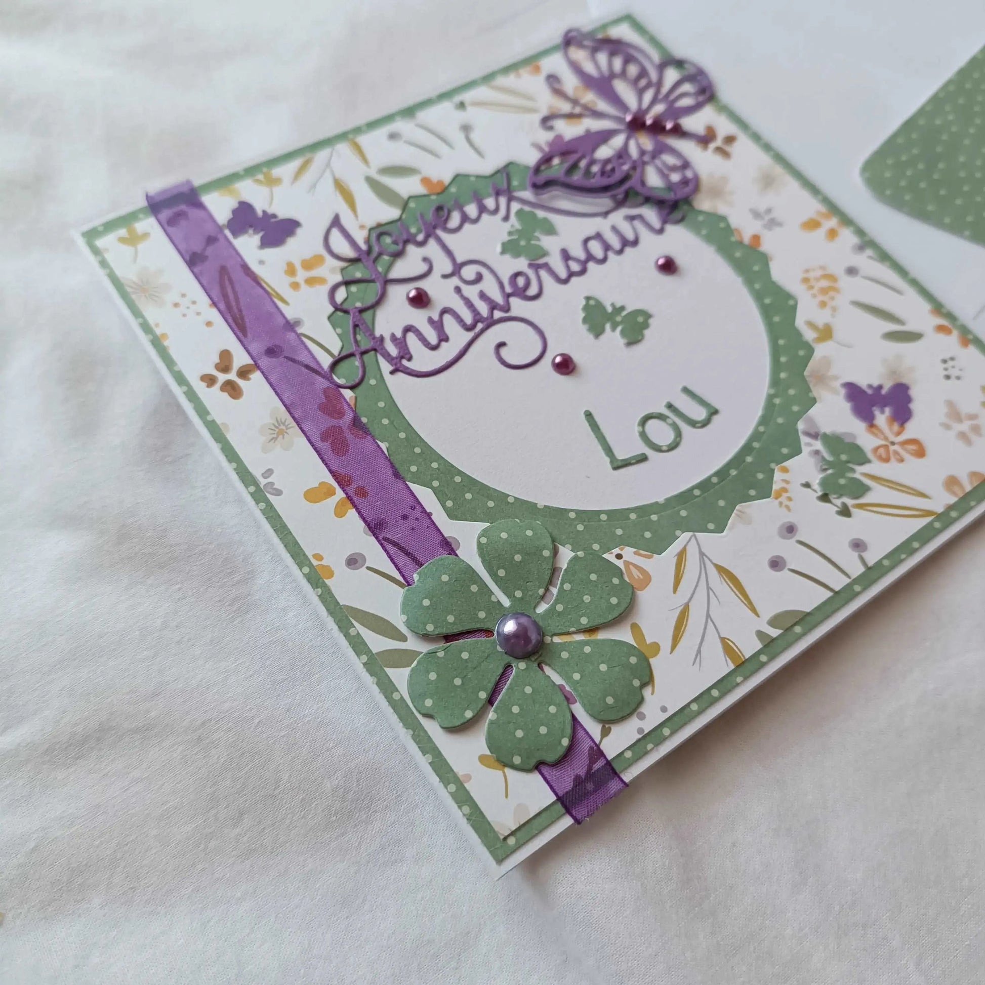 Carte anniversaire violet / carte de vœux / carte anniversaire fait main / jolie carte anniversaire / joli carte anniversaire avec prénom / cadeau anniversaire personnalisé violet et verte / carte anniversaire femme fleurs / carte anniversaire personnalisé / carte anniversaire personnalisée / carte anniversaire pour maman / idée cadeau anniversaire / idée cadeau femme / carte « joyeux anniversaire »