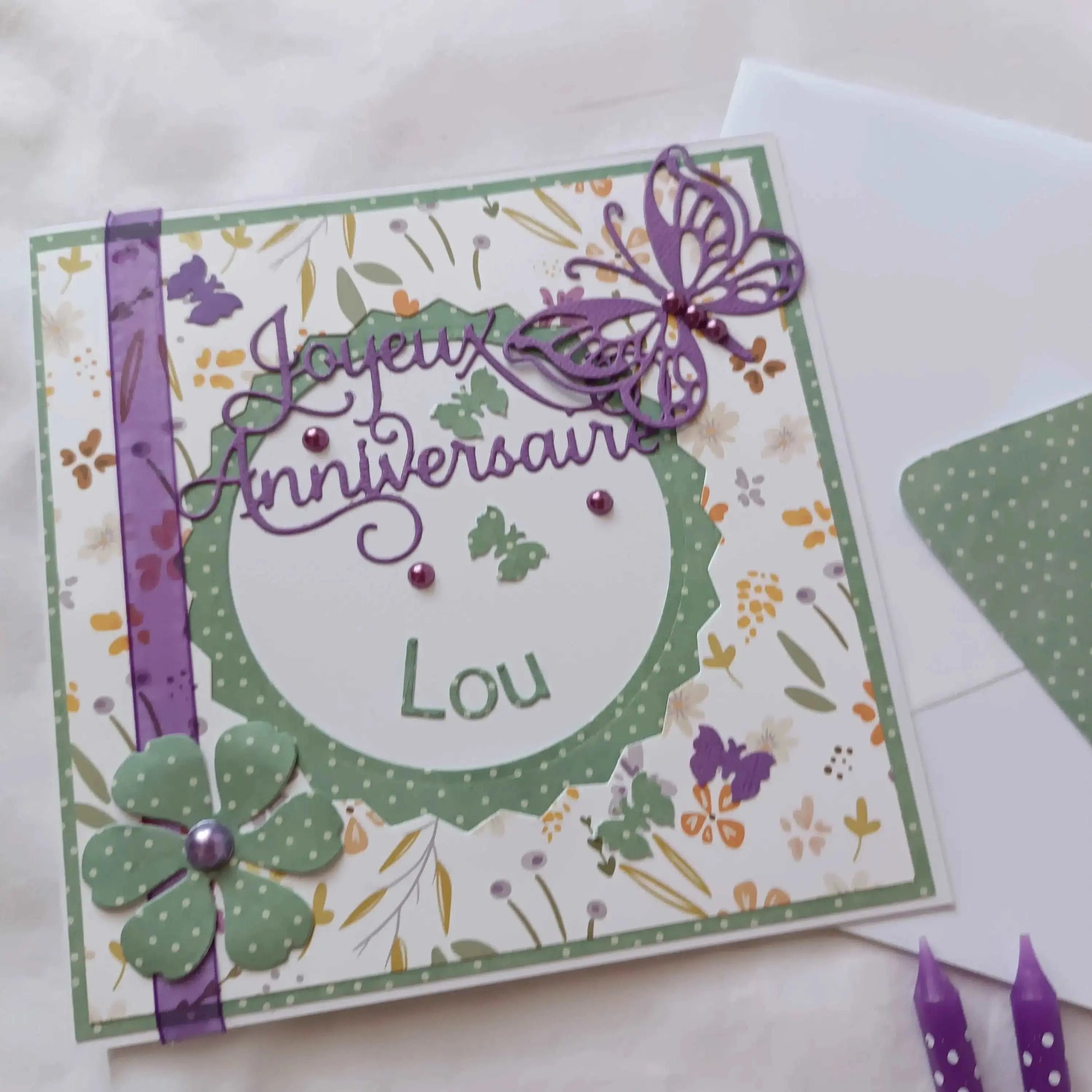 Carte anniversaire violet / carte de vœux / carte anniversaire fait main / jolie carte anniversaire / joli carte anniversaire avec prénom / cadeau anniversaire personnalisé violet et verte / carte anniversaire femme fleurs / carte anniversaire personnalisé / carte anniversaire personnalisée / carte anniversaire pour maman / idée cadeau anniversaire / idée cadeau femme / carte « joyeux anniversaire »