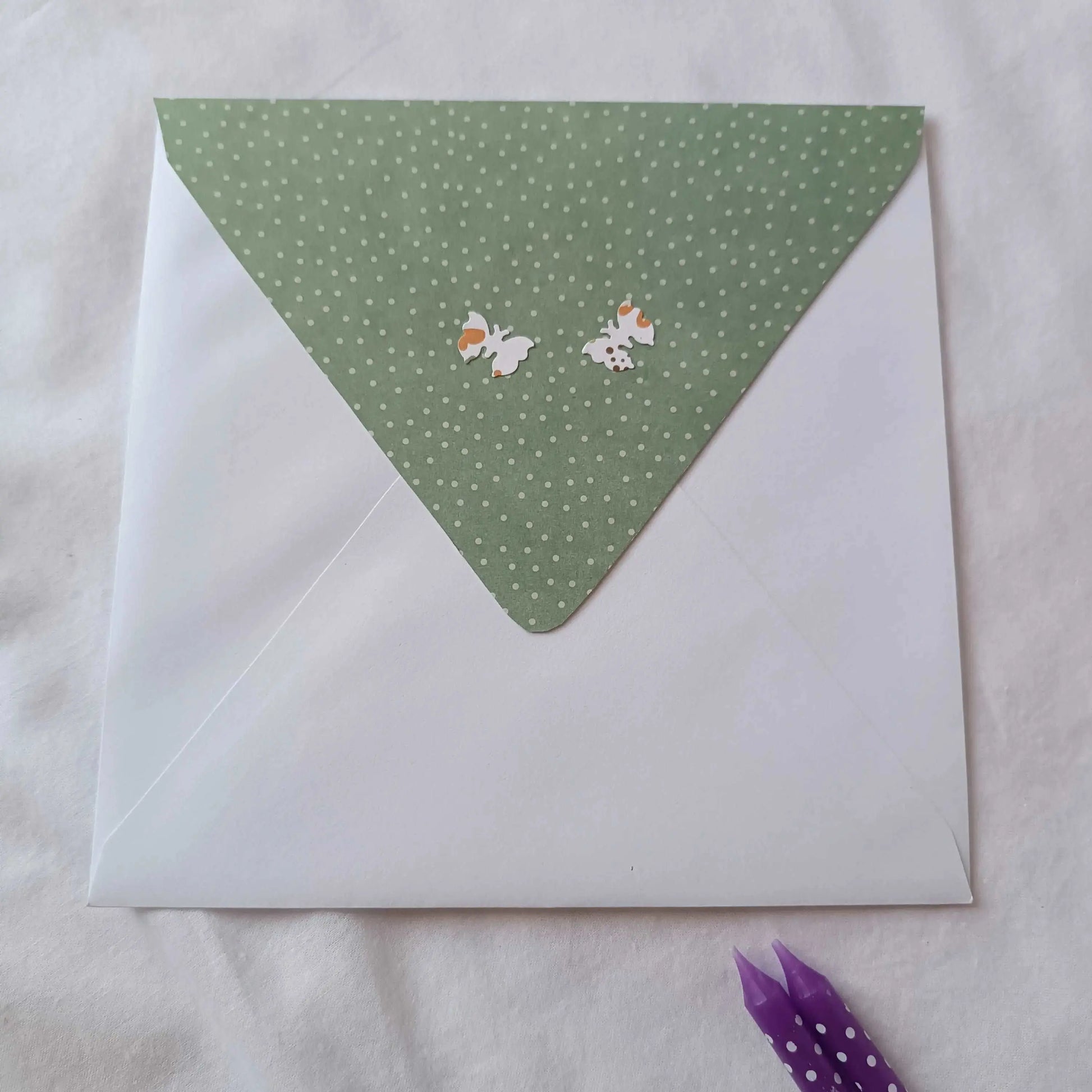 Carte anniversaire violet / carte de vœux / carte anniversaire fait main / jolie carte anniversaire / joli carte anniversaire avec prénom / cadeau anniversaire personnalisé violet et verte / carte anniversaire femme fleurs / carte anniversaire personnalisé / carte anniversaire personnalisée / carte anniversaire pour maman / idée cadeau anniversaire / idée cadeau femme / carte « joyeux anniversaire »