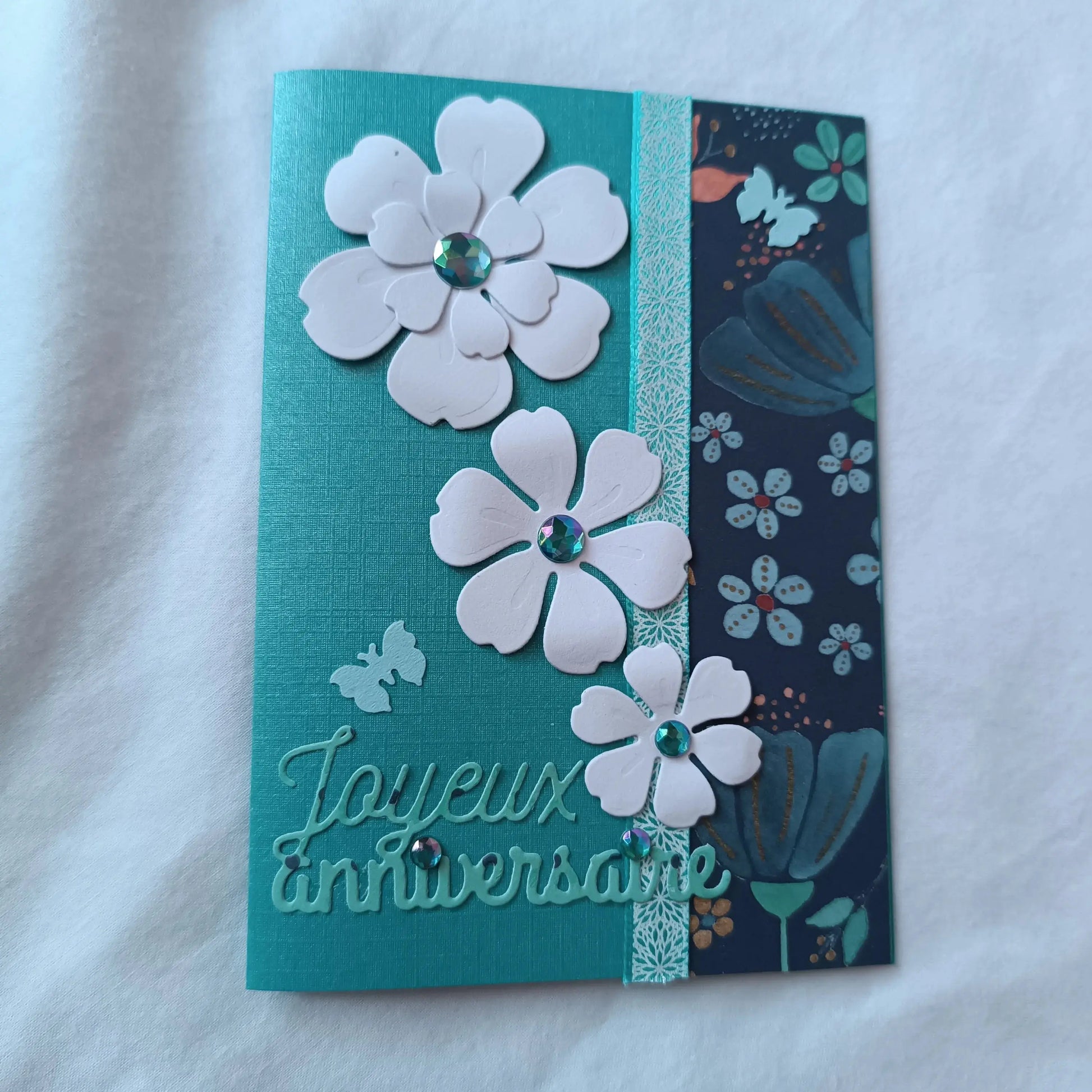 Carte anniversaire femme ou fille bleu de L’Atelier de Lili la souris - carte de vœux - carte anniversaire faite main - jolie carte anniversaire - joli carte anniversaire rose - cadeau anniversaire fleurs - carte anniversaire femme - carte anniversaire fille - carte anniversaire fleurs blanche - carte anniversaire pour maman - idée cadeau anniversaire - idée cadeau femme - carte « joyeux anniversaire »