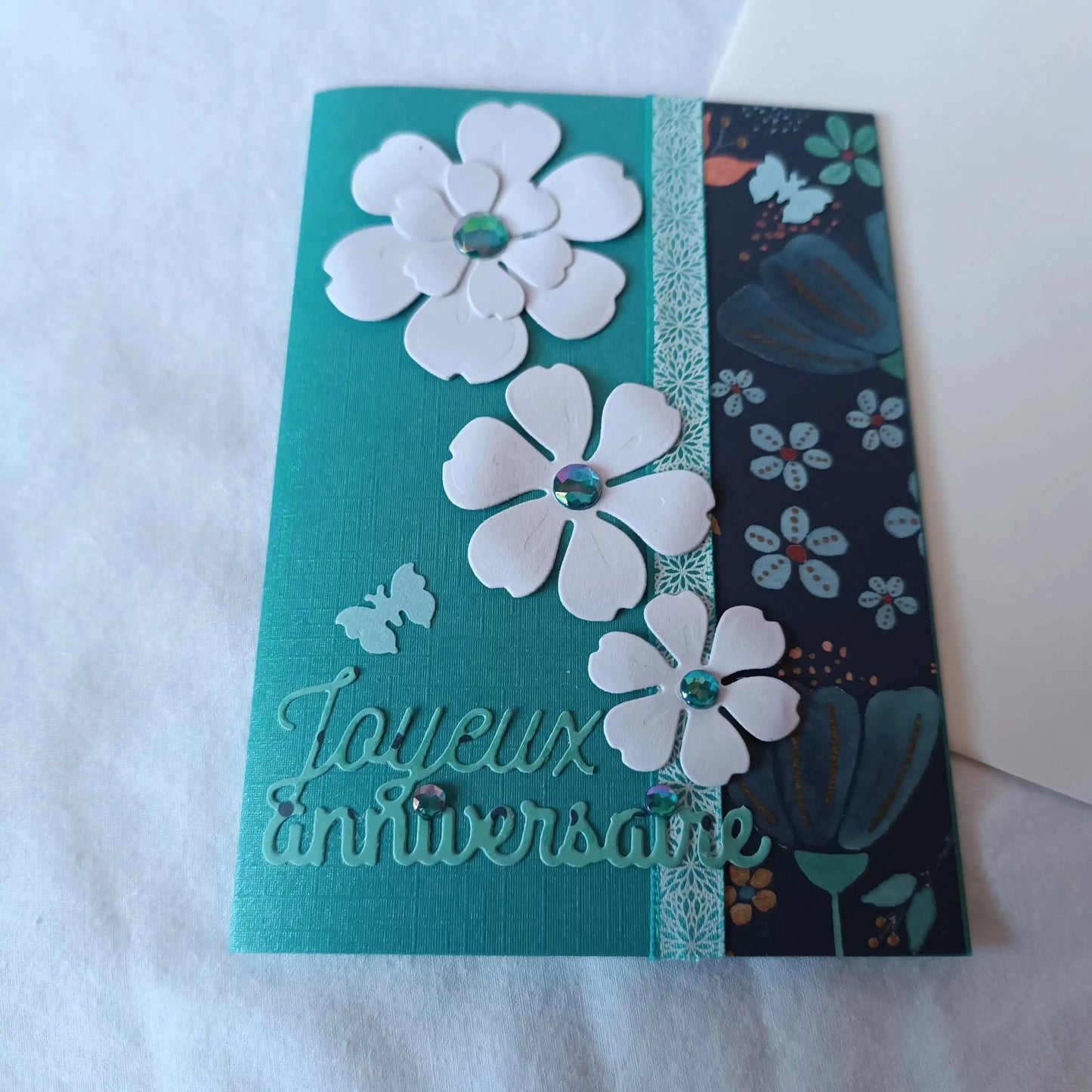 Carte anniversaire femme ou fille bleu de L’Atelier de Lili la souris - carte de vœux - carte anniversaire faite main - jolie carte anniversaire - joli carte anniversaire rose - cadeau anniversaire fleurs - carte anniversaire femme - carte anniversaire fille - carte anniversaire fleurs blanche - carte anniversaire pour maman - idée cadeau anniversaire - idée cadeau femme - carte « joyeux anniversaire »