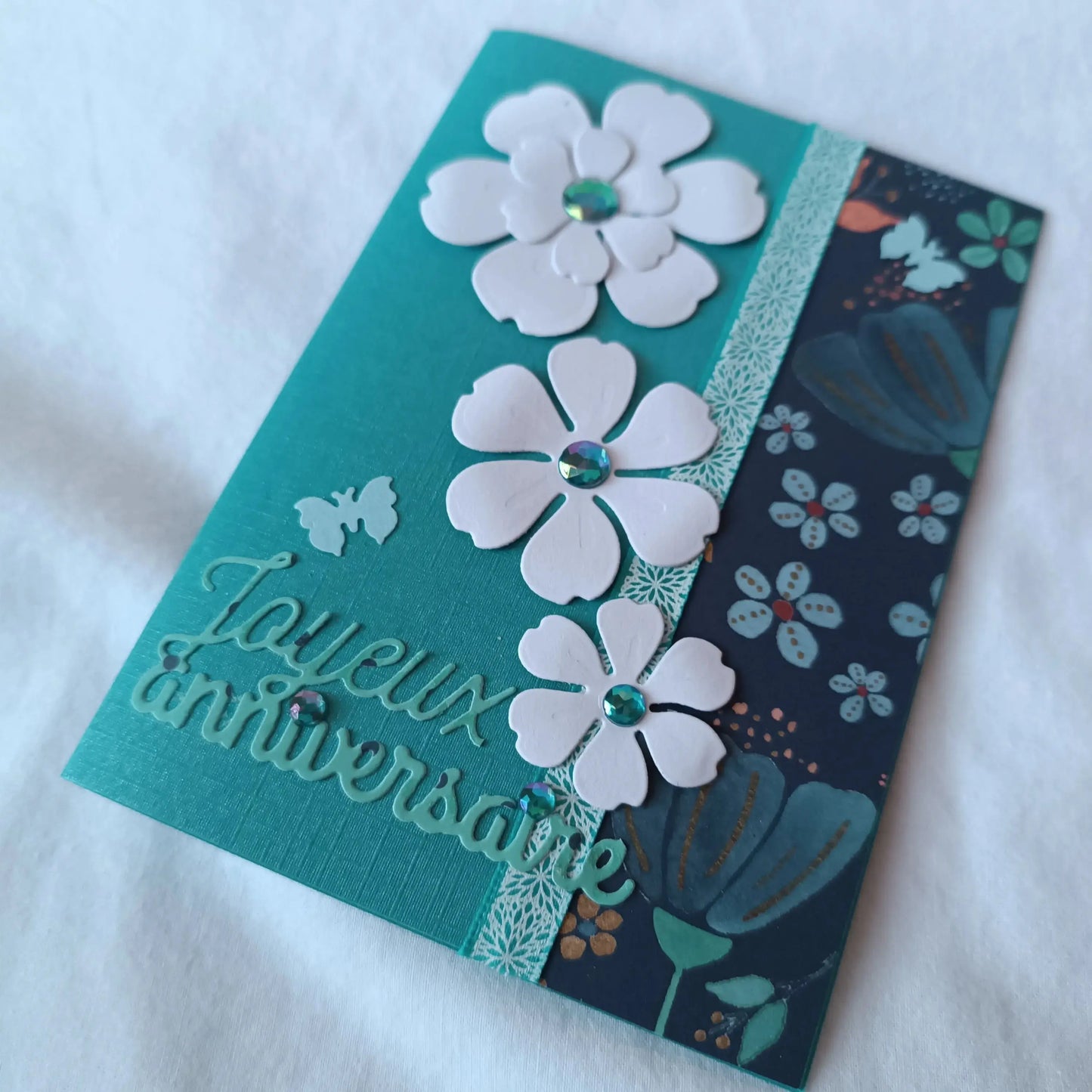 Carte anniversaire femme ou fille bleu de L’Atelier de Lili la souris - carte de vœux - carte anniversaire faite main - jolie carte anniversaire - joli carte anniversaire rose - cadeau anniversaire fleurs - carte anniversaire femme - carte anniversaire fille - carte anniversaire fleurs blanche - carte anniversaire pour maman - idée cadeau anniversaire - idée cadeau femme - carte « joyeux anniversaire »