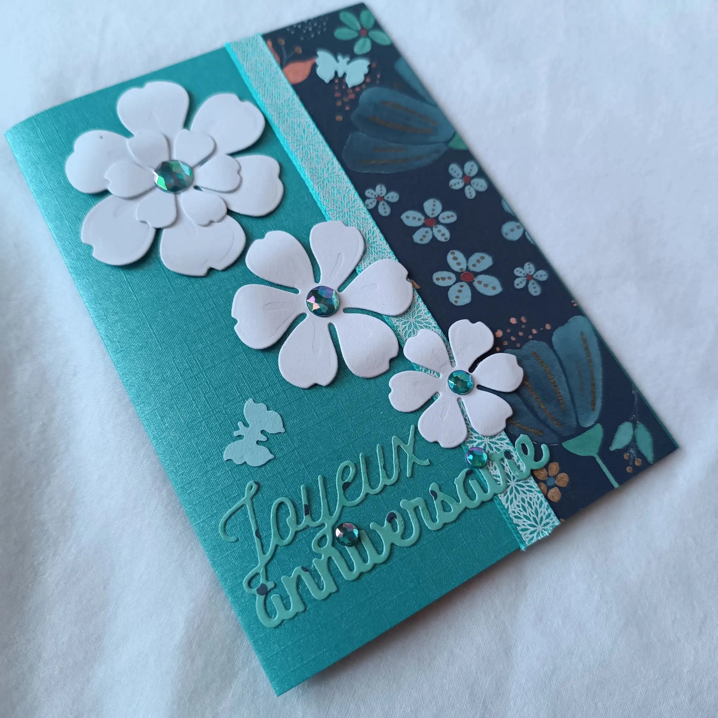 Carte anniversaire femme ou fille bleu de L’Atelier de Lili la souris - carte de vœux - carte anniversaire faite main - jolie carte anniversaire - joli carte anniversaire rose - cadeau anniversaire fleurs - carte anniversaire femme - carte anniversaire fille - carte anniversaire fleurs blanche - carte anniversaire pour maman - idée cadeau anniversaire - idée cadeau femme - carte « joyeux anniversaire »