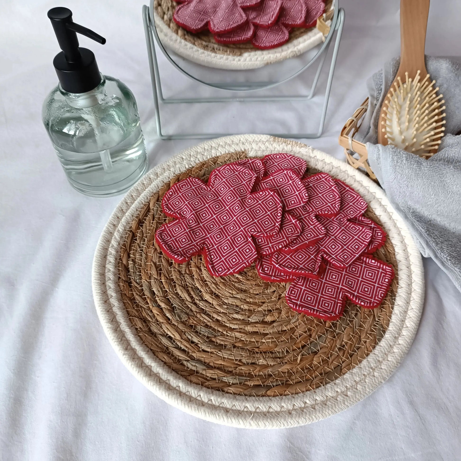 Lingettes démaquillantes / Lingettes démaquillantes lavables forme fleurs de Récup’ Tissu de Lili / lingettes lavables / lingettes réutilisable / accessoires zéro déchet / lingettes écoresponsable / lingettes éponge de bambou / lingette démaquillante lavable / lot de 5 lingettes démaquillantes lavables / lingette démaquillante lavable bambou / coton démaquillant tissu / lingette nettoyante