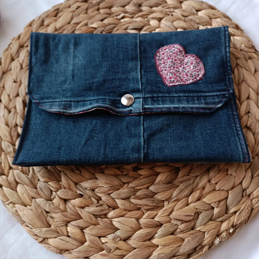 Pochette jeans upcyclé de Récup’ Tissu de LILI – pochette 3 compartiments tissu upcyclé – pochette écoresponsable -pochette jeans artisanale -idée cadeau artisanale -pochette jeans originale