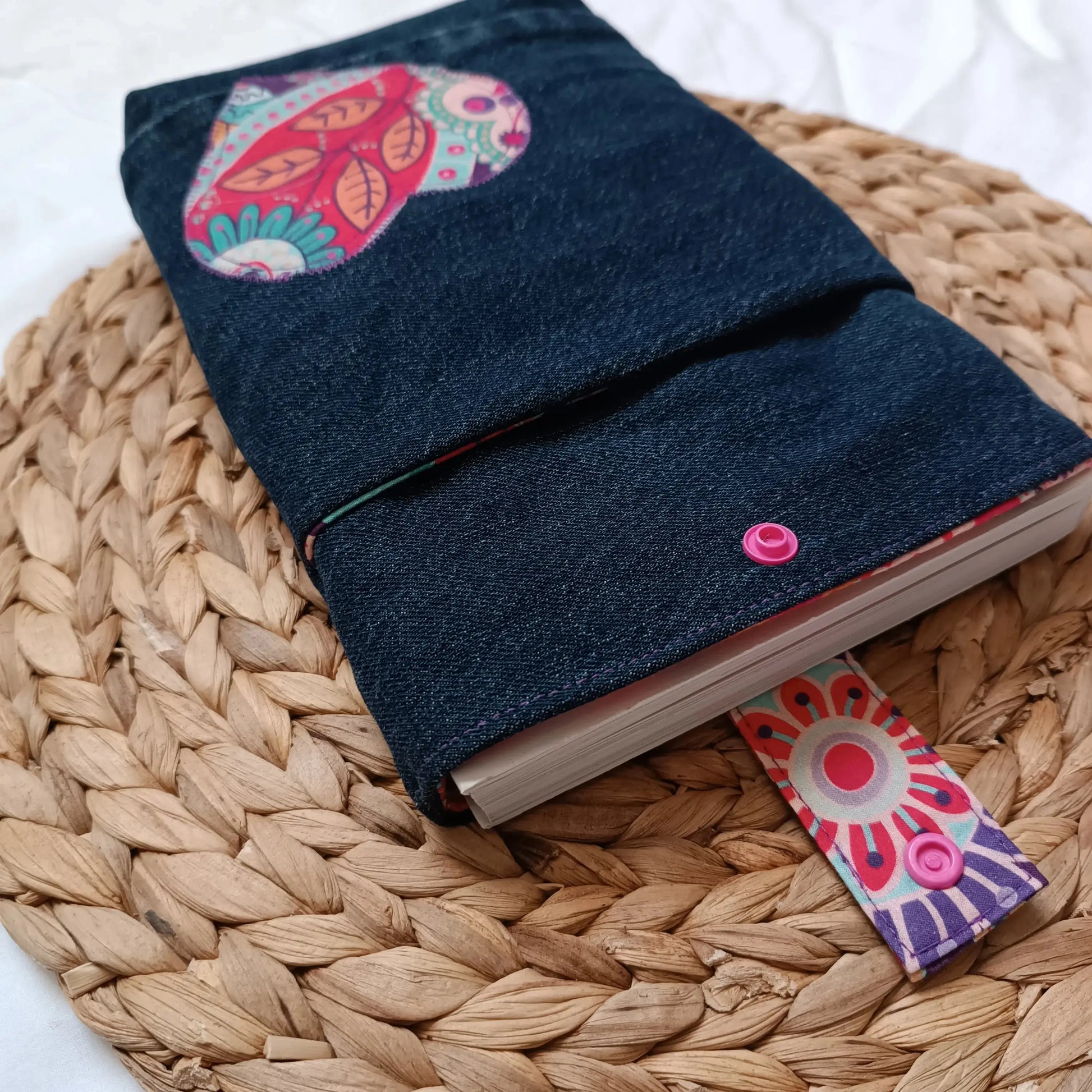 pochette à livre en tissu jeans de Récup’ Tissu de Lili – pochette de transport à livre – étui à livre - Pochette en tissu- Accessoires de lecture- Pochette de transport livre- Pochette livre upcyclée- Pochette artisanale pour livres- Pochette de protection pour livre- Pochette pour transporter des livres- Pochette éco-responsable pour livres- Pochette en tissu recyclé- Pochette à livre pour femme- Pochette livre originale